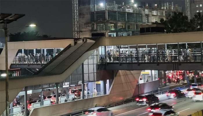 Lift JPO Cikoko Mati Antrean Warga Hendak ke Stasiun Cawang